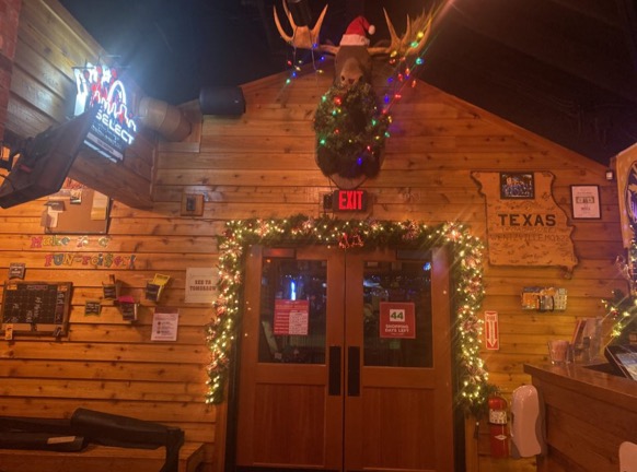 Texas Roadhouse’s Christmas moose sends you on your way