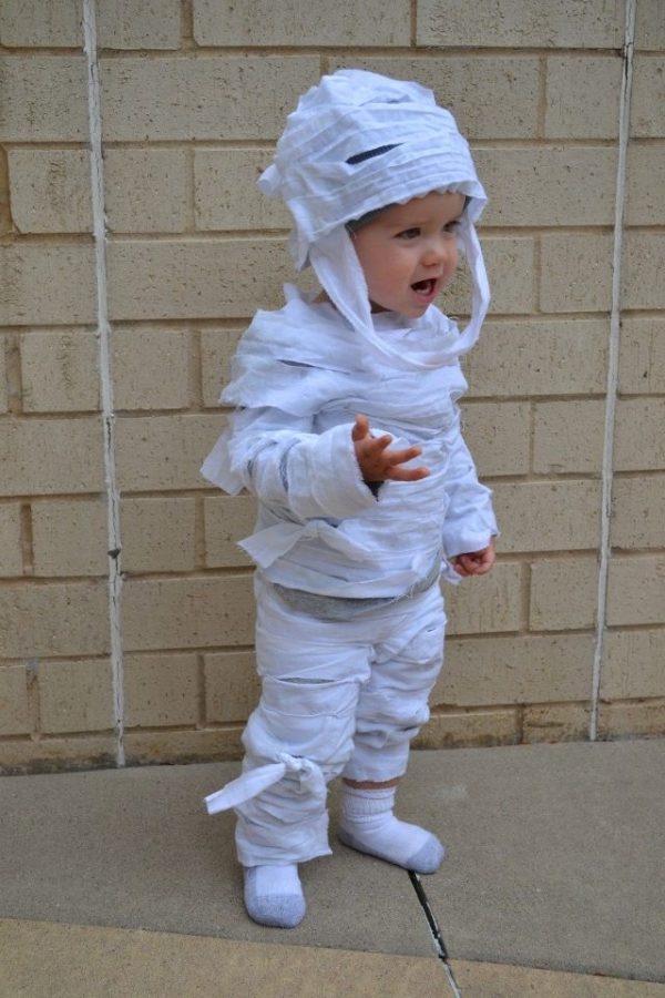 Little+boy+models+an+easy+at+home+mummy+a+Halloween+Costume.+