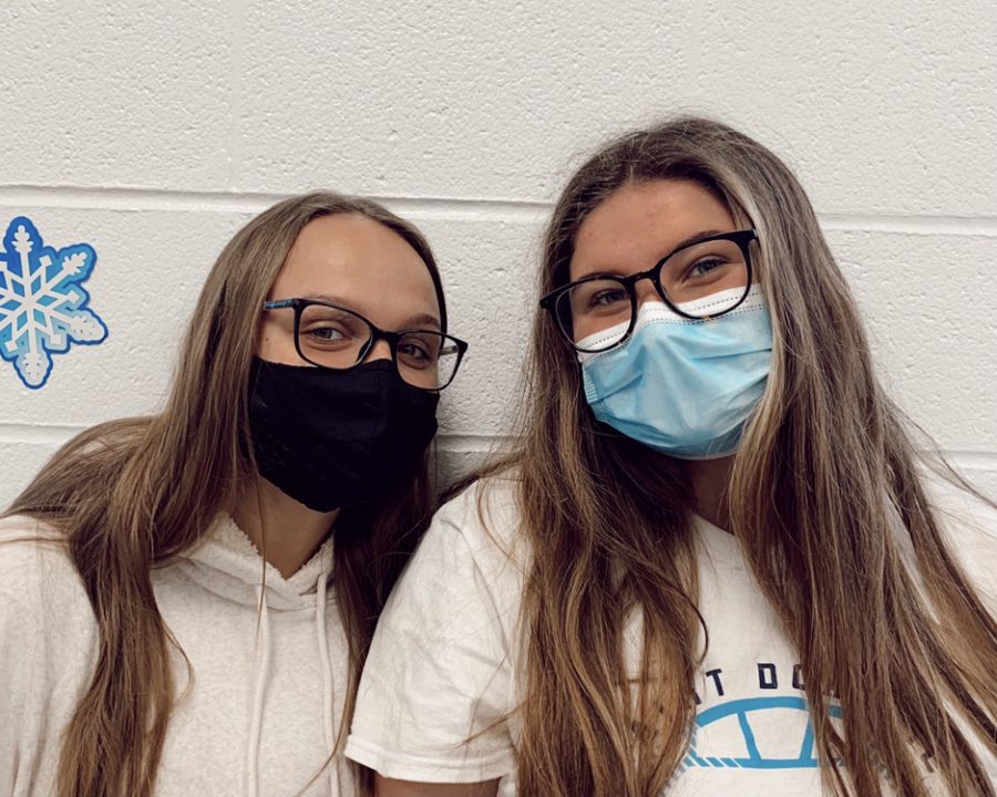 Two St. Dominic students, Abby Obert (Left) and Mckinley Curran (Right), correctly wear masks. 