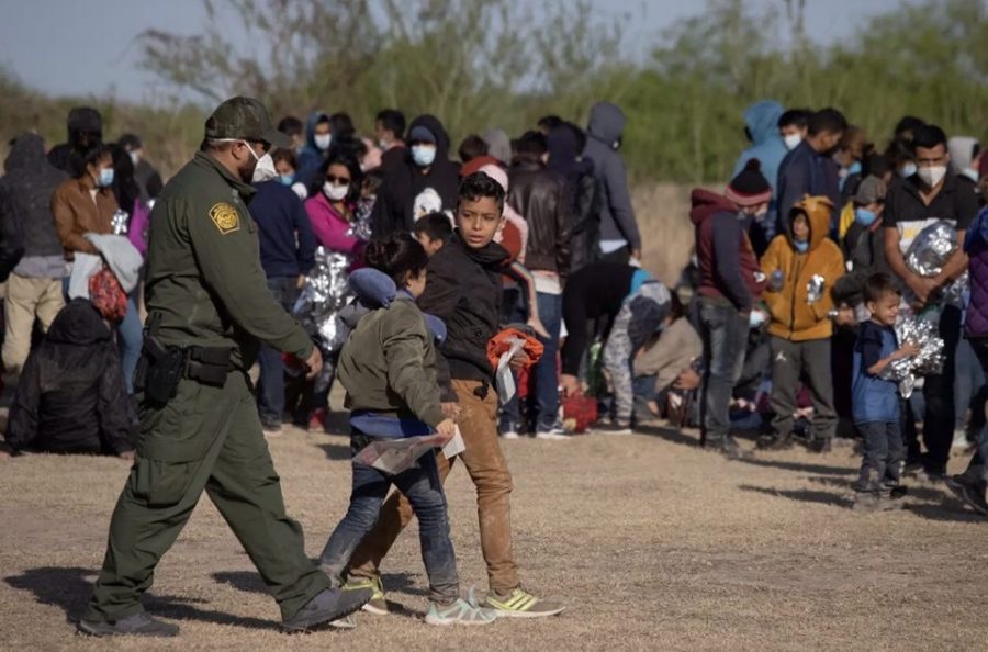 Two+unaccompanied+minors+cross+the+US-Mexico+border.