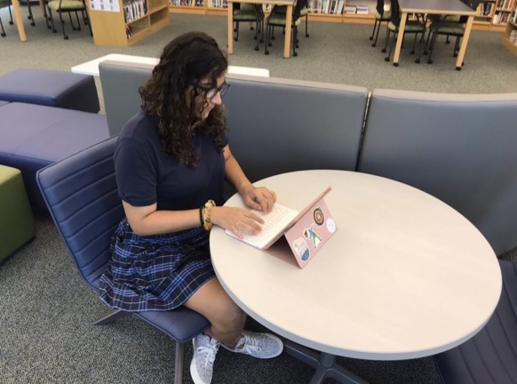 Senior Kalea Reeves studying in the learning commons during Empower Hour
