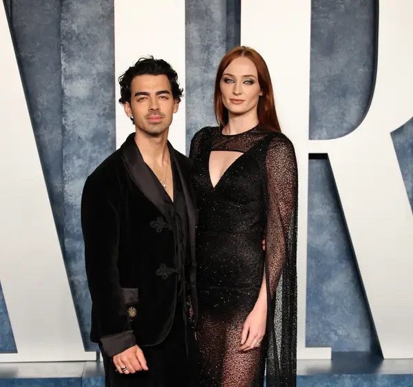 Joe Jonas and Sophie Turner officially  splitting up with each other
