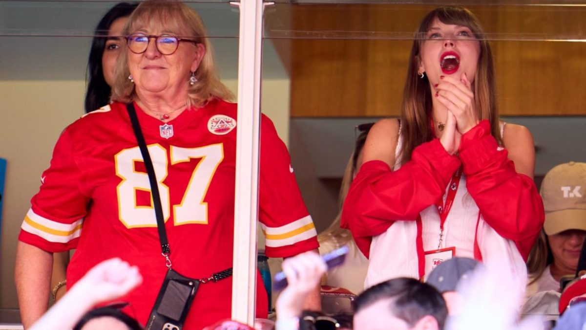 Swift+and+Donna+Kelce+cheering+on+Travis+after+incredible+touchdown