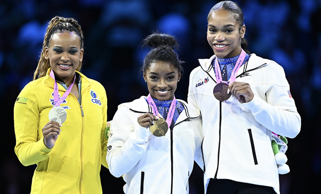 Simone+Biles%2C+Rebeca+Andrade%2C+and+Shilese+Jones+with+their+medals