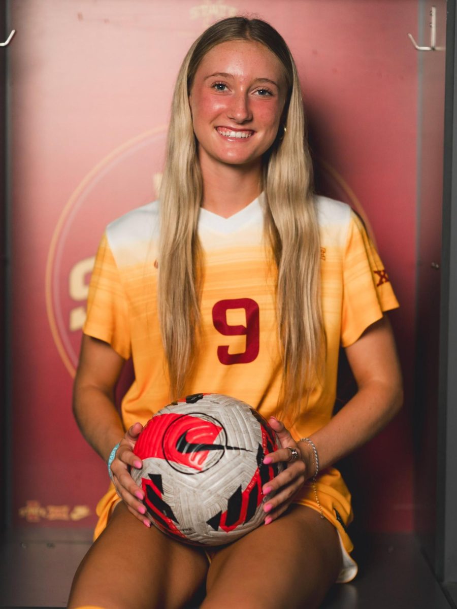 Grace Luedde posing for her commitment picture to Iowa State